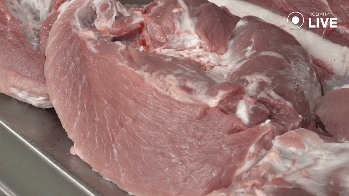 Мясо на прилавку базара