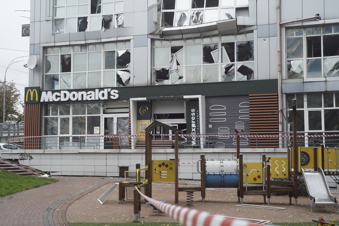 Пошкоджений McDonald's на Шулявці після російської атаки на Київ у ніч проти 19 жовтня