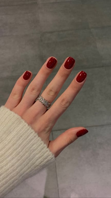 Красный маникюр на короткие квадратные ногти