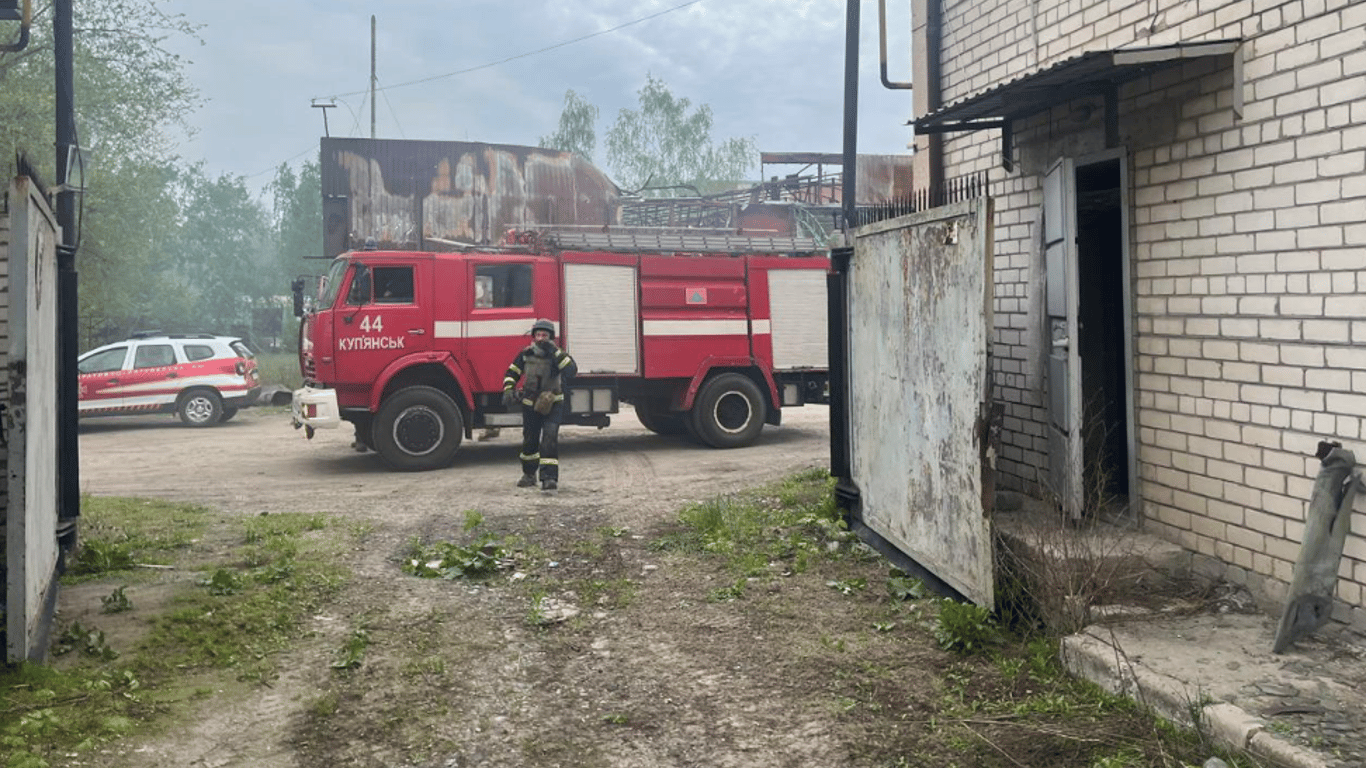 На Харківщині лунали вибухи — внаслідок обстрілів виникла пожежа