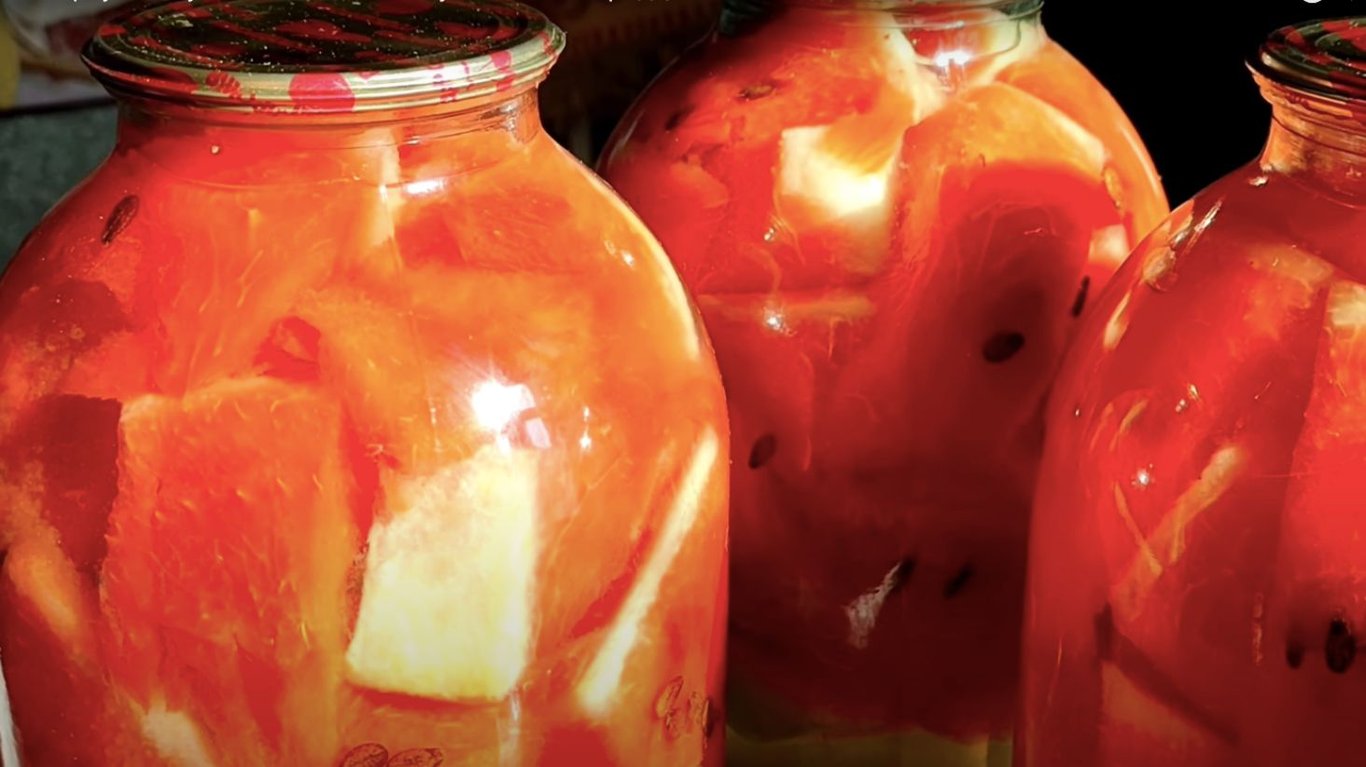 шматочки кавунів в банці 