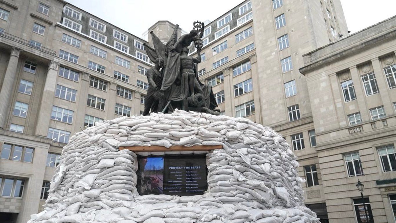 Памятник Нельсону в Ливерпуле обложили мешками с песком