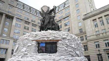 Памятник Нельсону в Ливерпуле обложили мешками с песком - 285x160