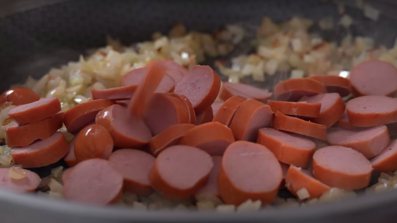 вечеря з сосисками та макаронами