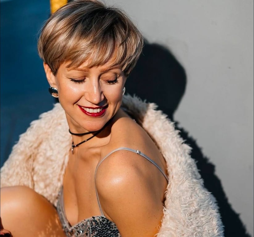 Легка багатошарова стрижка має доглянутий вигляд