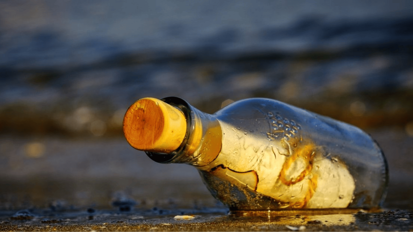 В Канаде женщина нашла бутылку с посланием, пробывшую в море более 30 лет