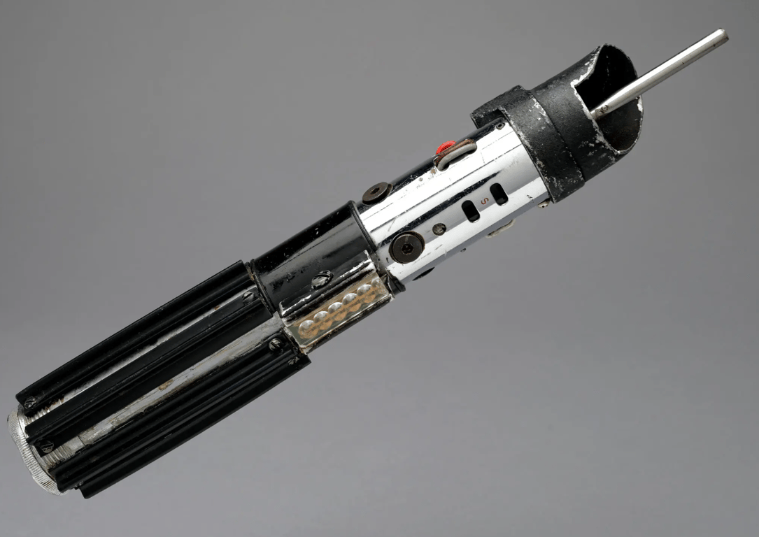 На аукціоні за космічну суму продали один з мечів Дарта Вейдера - фото 1