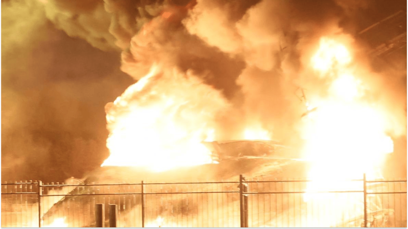 У Донецьку прогриміли вибухи, після яких сталася масштабна пожежа