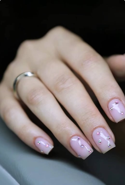 Манікюр зі стразами в стилі 90-х повертається