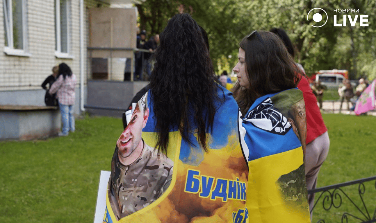 Родичі полонених чекають новин під час обміну