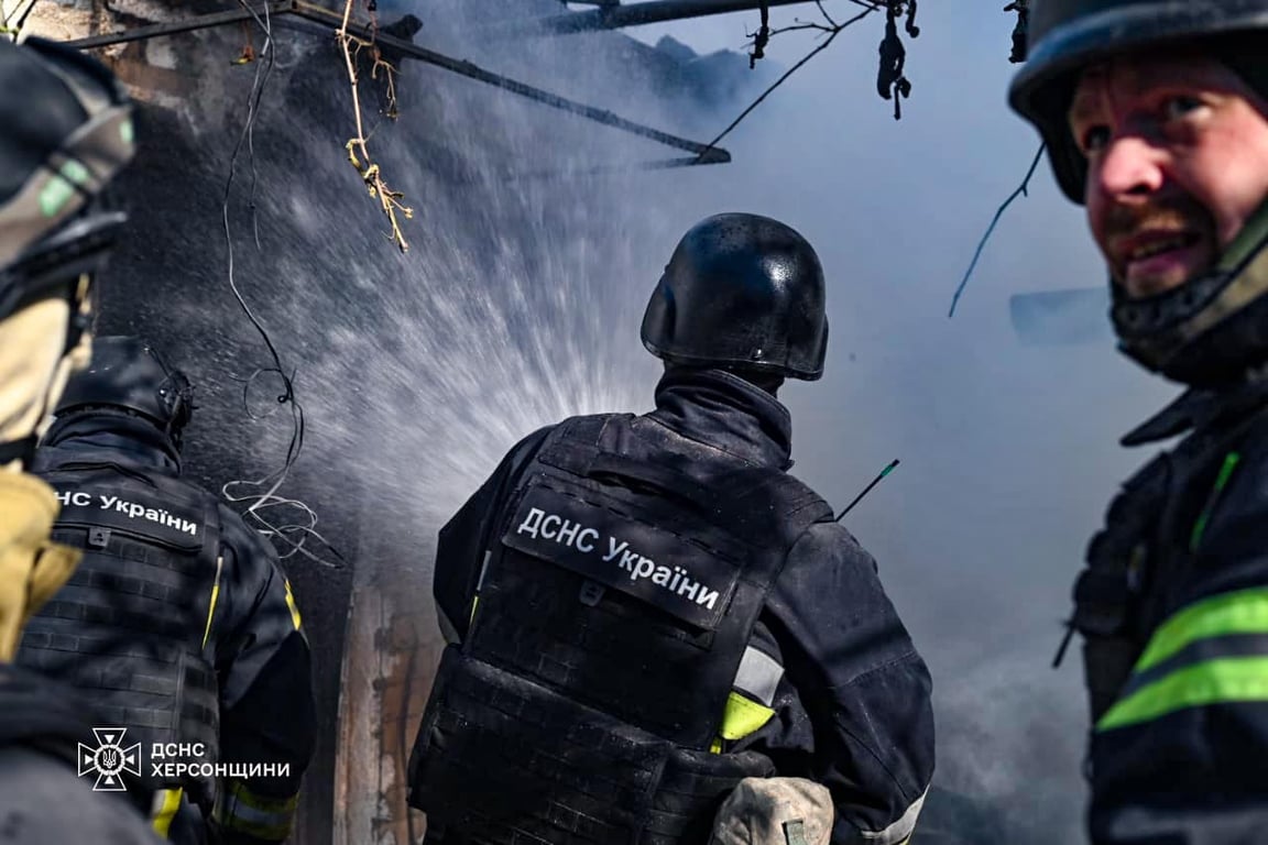 Спасатели тушат пожар. Фото: ГСЧС