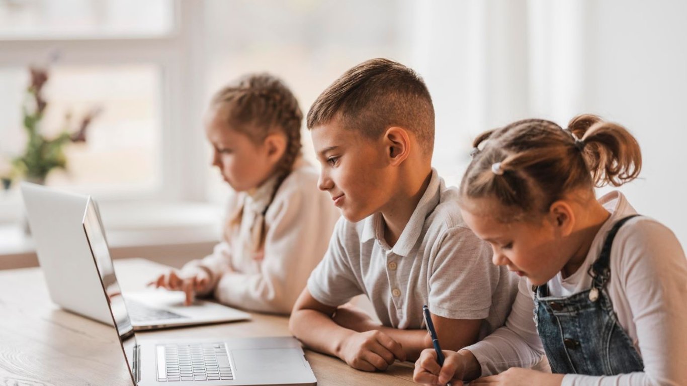 ТОП 4 бюджетных ноутбука для школьников в Украине в 2023 году