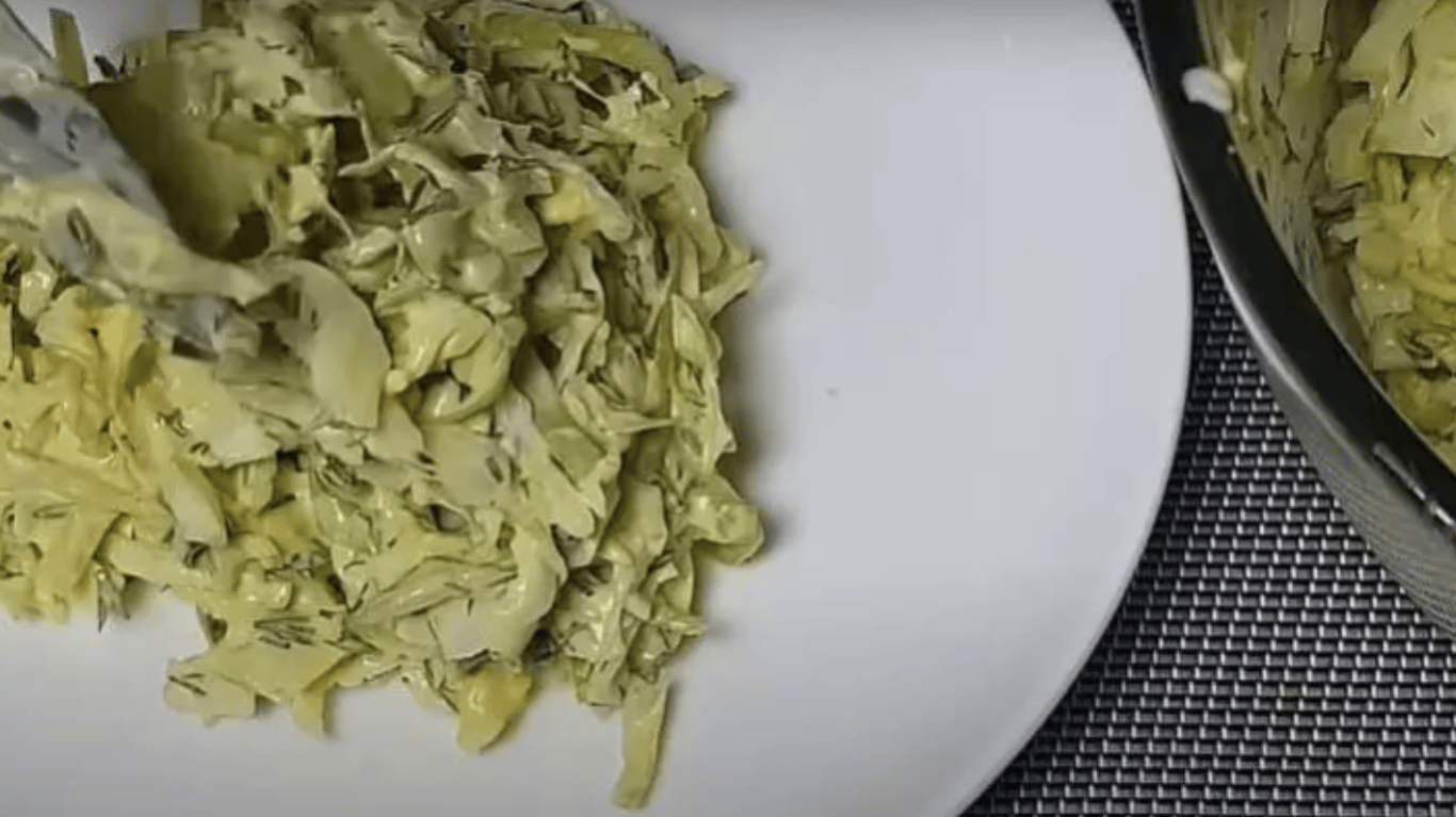 простий салат з молодою капустою 