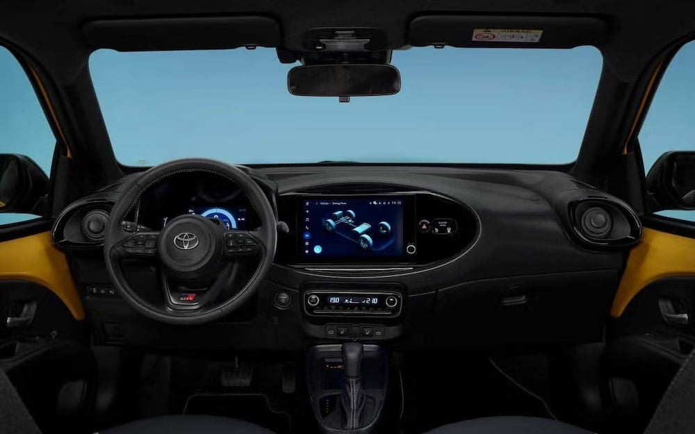 Салон Toyota Aygo X Hybrid 2026 року