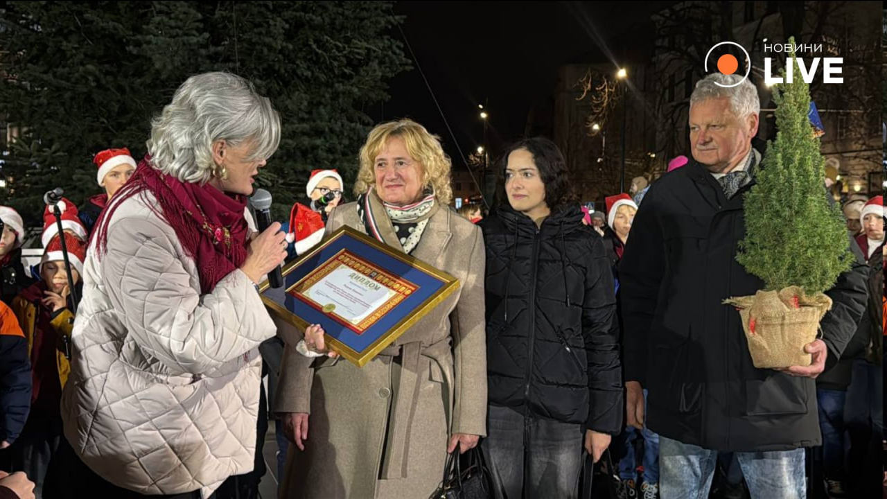 У Львові запалили новорічну ялинку — відео - фото 1