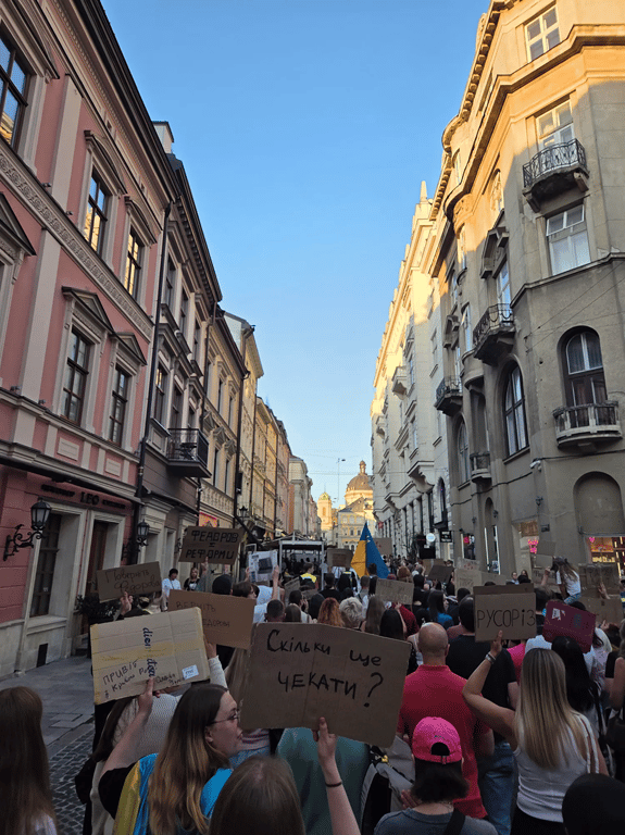 "Питання не закрите": у містах України 25-й день тривають протести за повернення Федорова в МО - фото 2