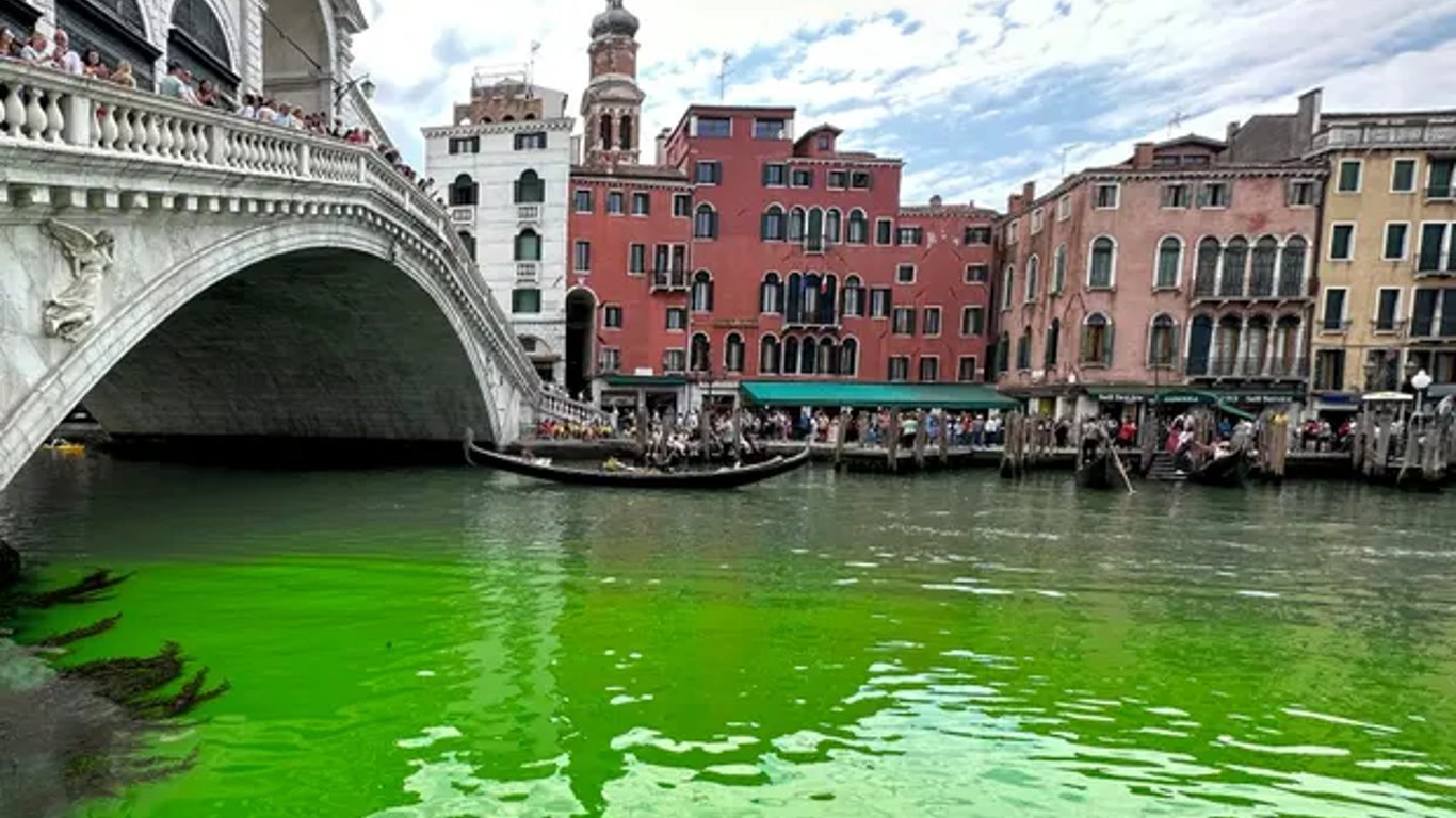 В Гранд-канале Венеции позеленела вода: есть ли опасность