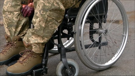 У Києві пограбували бійця ЗСУ на кріслі колісному — рішення суду - 290x160