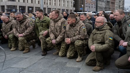 Залужний та Буданов на колінах провели в останню путь загиблого героя України Да Вінчі - 285x160