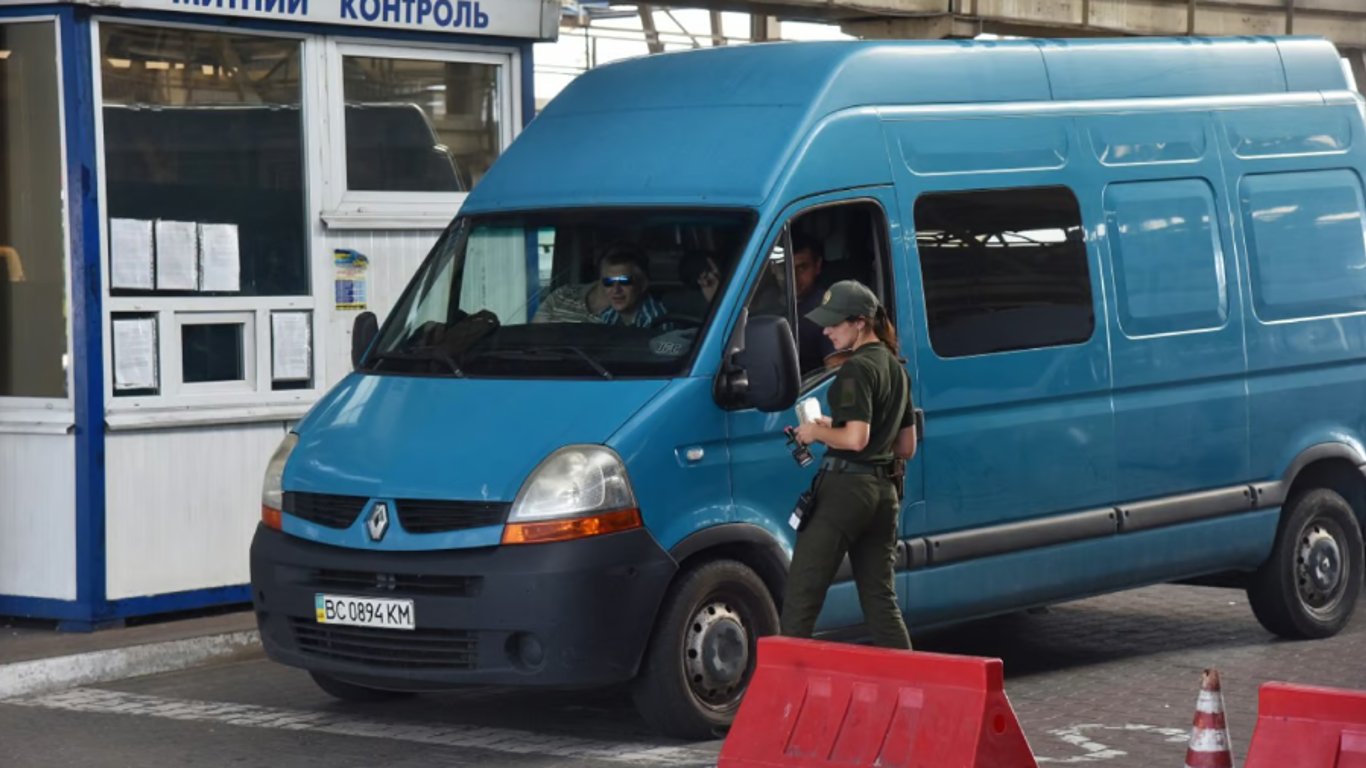 На КПП Одещини митники вилучили 100 тис. доларів: деталі