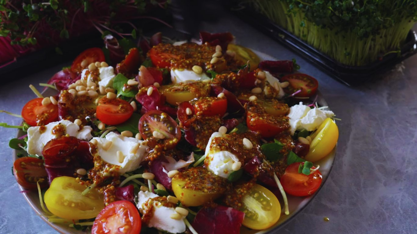 смачний салат із прошуто та вершковим сиром