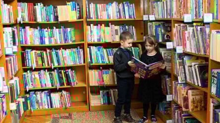 Українців закликали стати Таємними Сантами для бібліотек у селах - 285x160