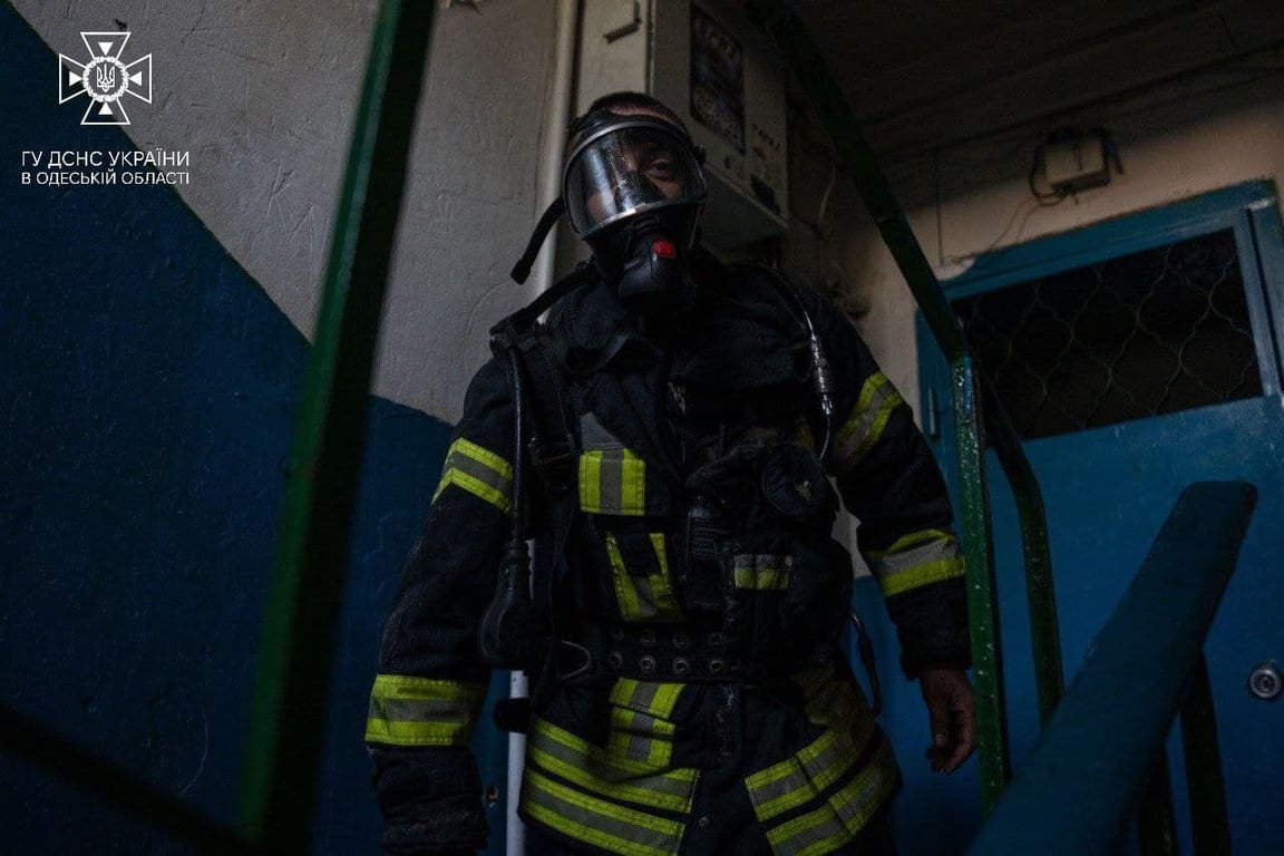 Пожарные работали в спецснаряжении. Фото: ГСЧС в Одесской области