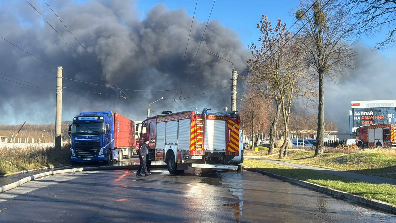 Наслідки обстрілу РФ — у Львові палає склад із шинами - фото 4