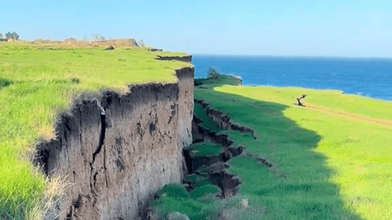 У Санжійці море знову забрало берег — стався масивний зсув - фото 1