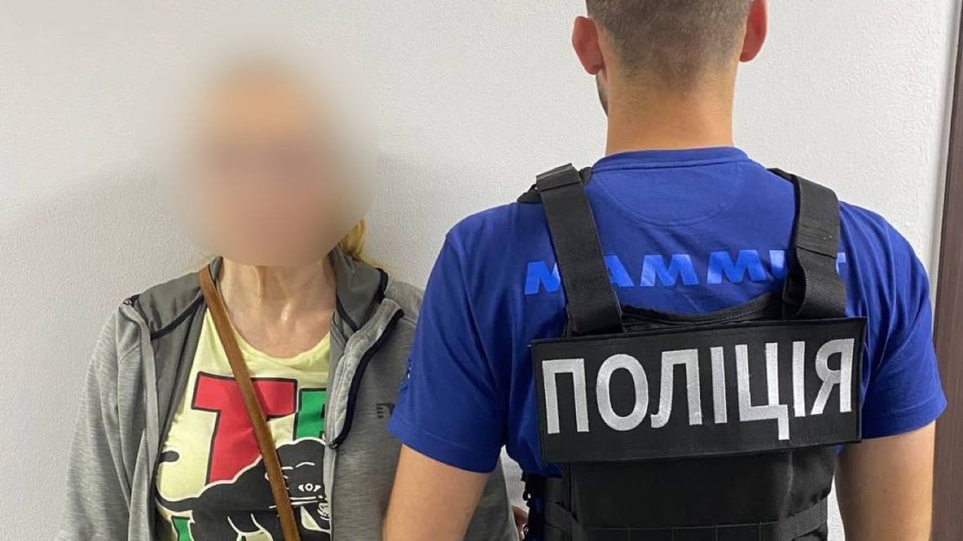 На Київщині поліція затримала жінку, яка ховала наркотики в сумці