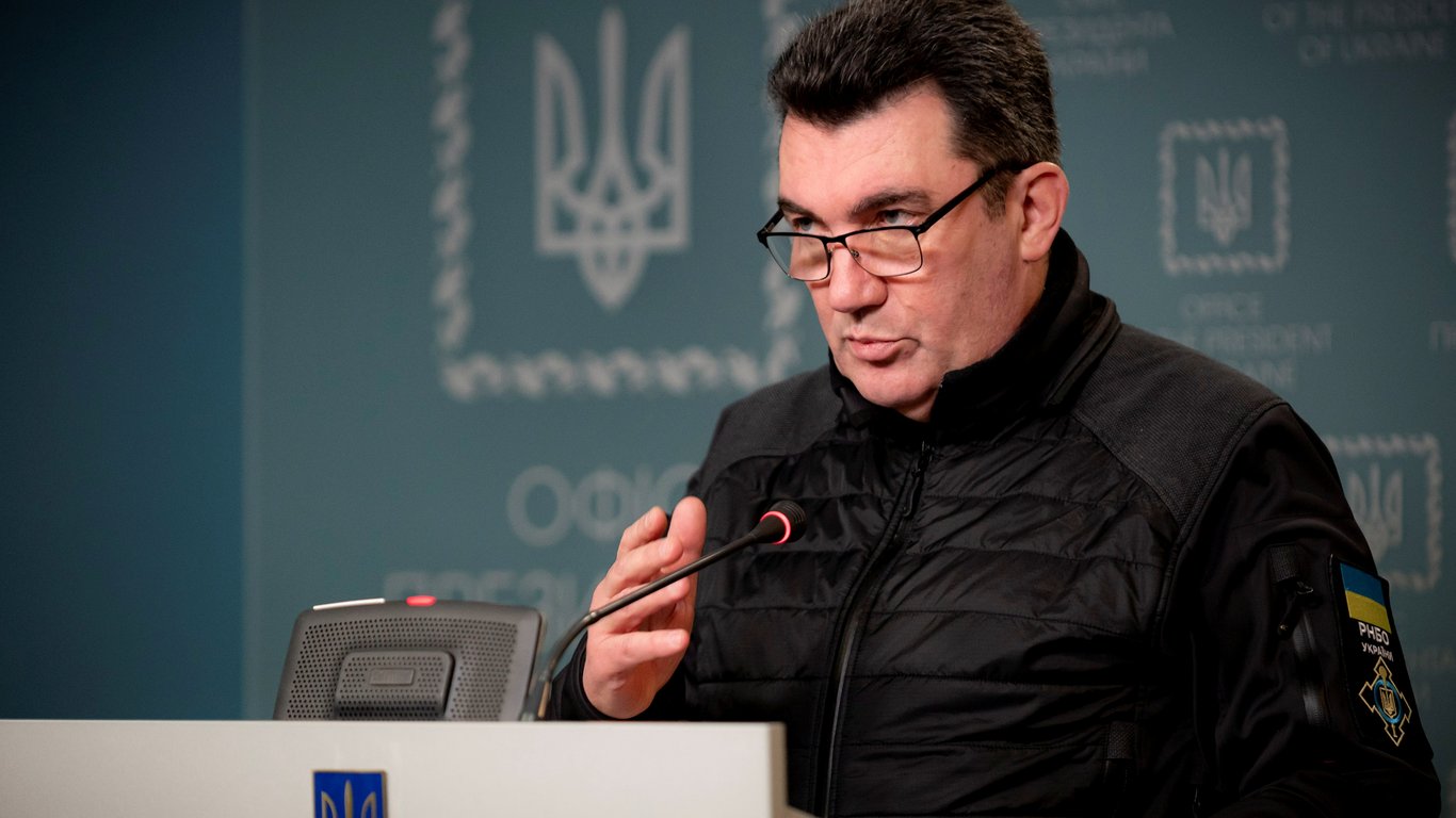 Данилов высказал позицию по "платному" выезду за границу и указал на проблему