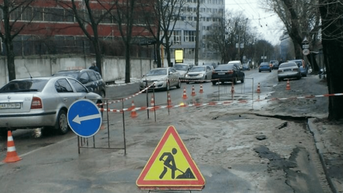 В одному з районів Києва перекрили дорогу — у чому причина
