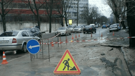 В одному з районів Києва перекрили дорогу — у чому причина - 285x160