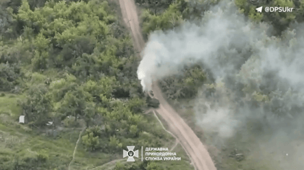 Прикордонники знищили БТР окупантів на Донеччині — ефектне відео - 285x160