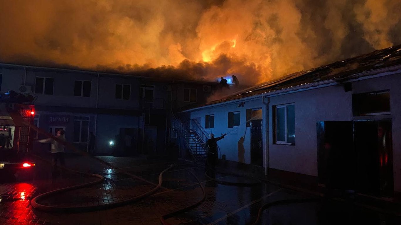 Загорівся критий ринок — масштабна пожежа на Вінничині