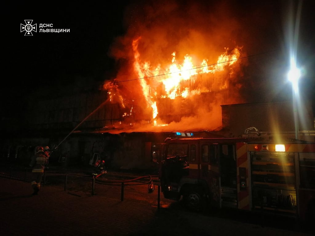 У Львові за ніч зафіксували щонайменше вісім підпалів — згорів кінотеатр 