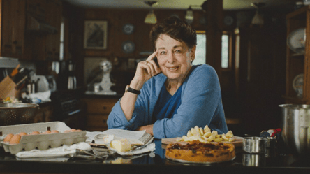 Умерла автор самого популярного сливового пирога из NYT - 285x160