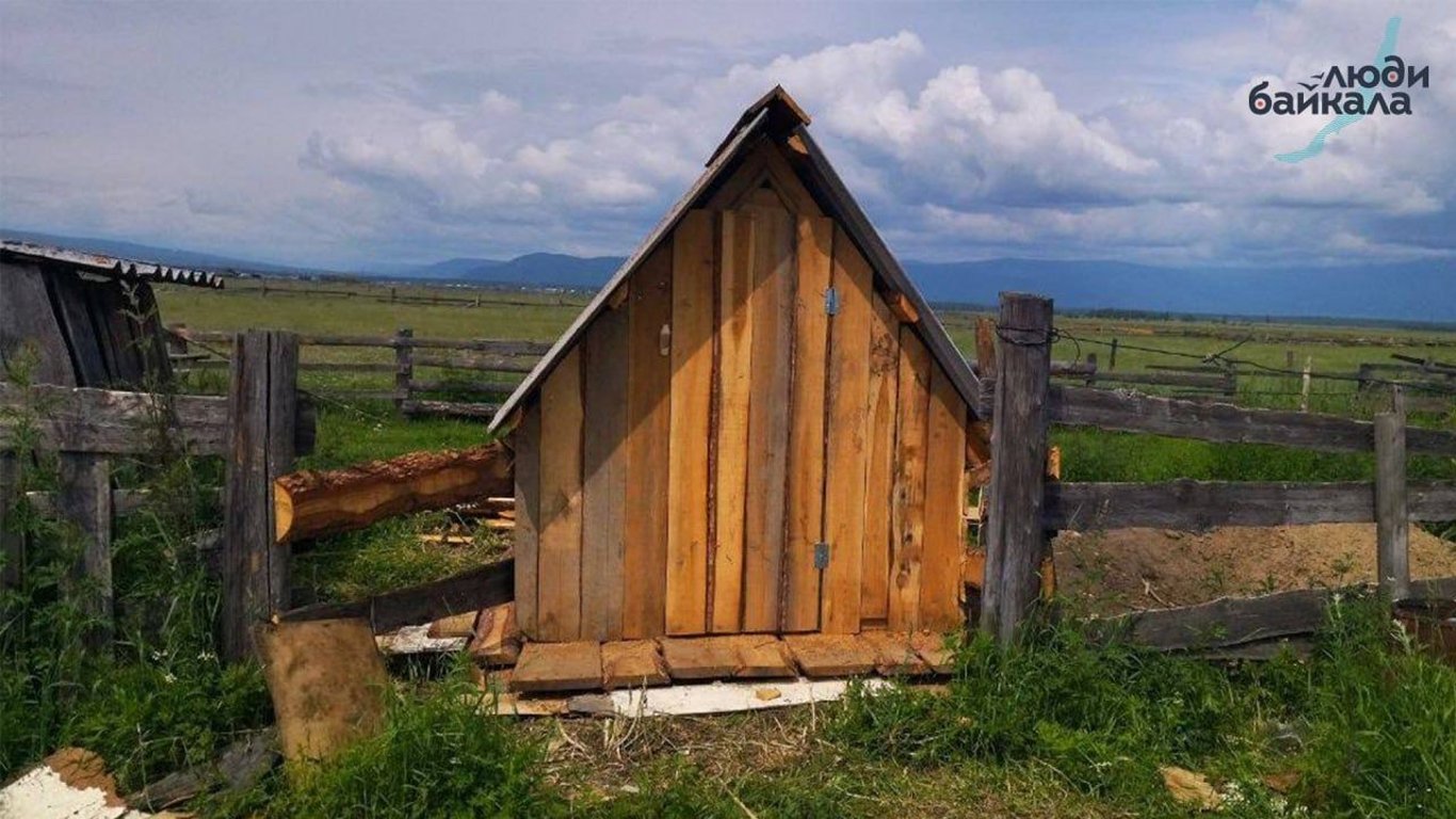 Помогли так помогли: в Бурятии семье оккупанта построили деревянный туалет