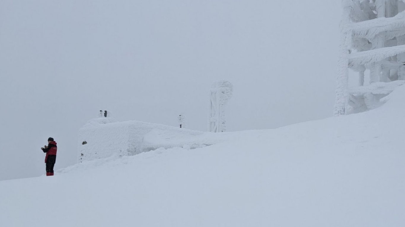 Рятувальники попереджають про лавинну небезпеку: фото потужного снігопаду