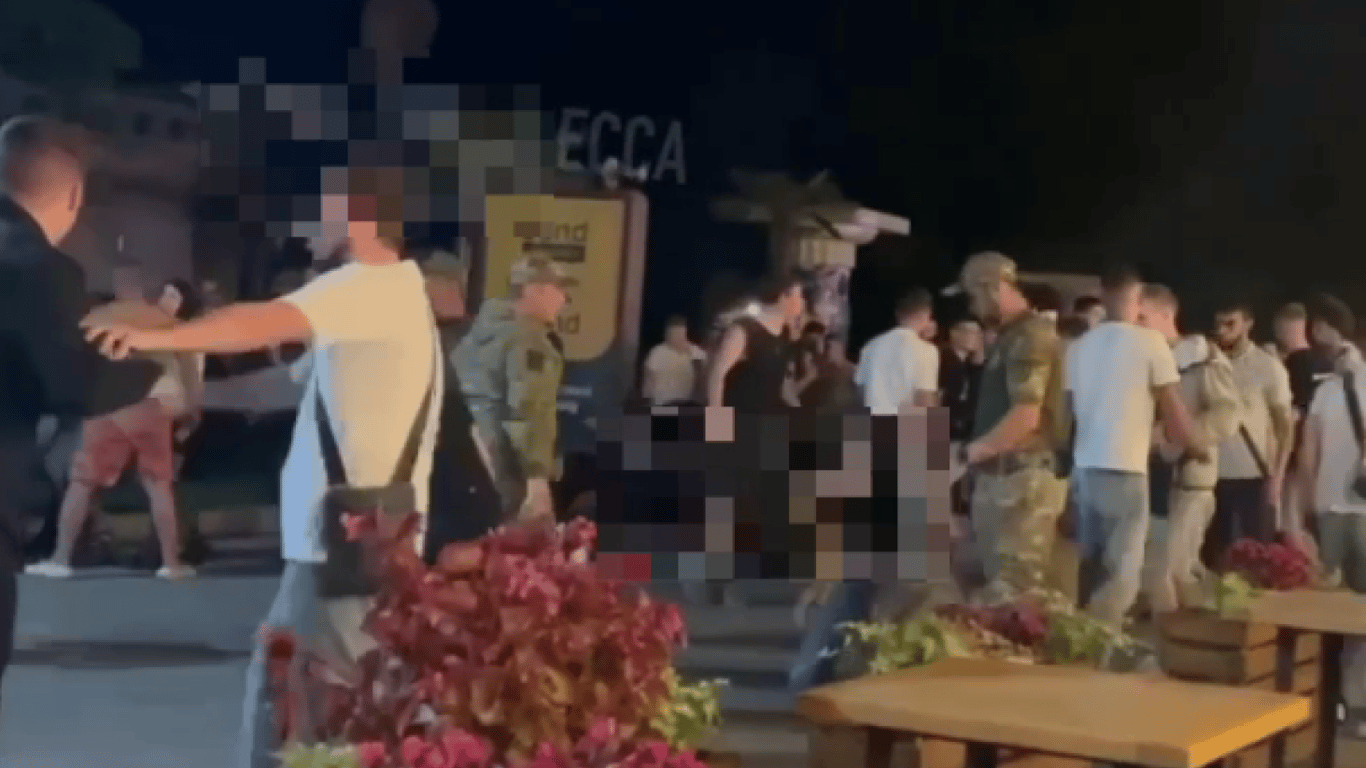 В Одессе произошла массовая драка между гражданскими и мужчинами в военной форме