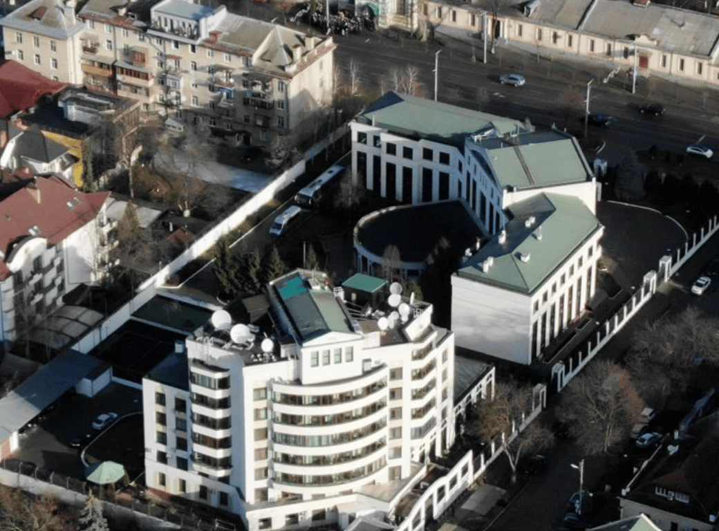 Антенны на крыше посольства РФ в Кишиневе. Фото: theins.ru