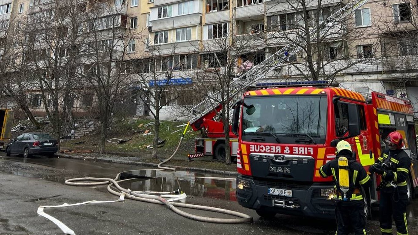Обстріл багатоповерхівки у Києві — місцева жителька дивом врятувалася