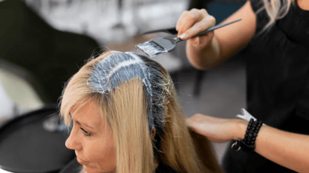 Домашнє фарбування волосся в тренді — відтінки для жінок 50+ - 290x166