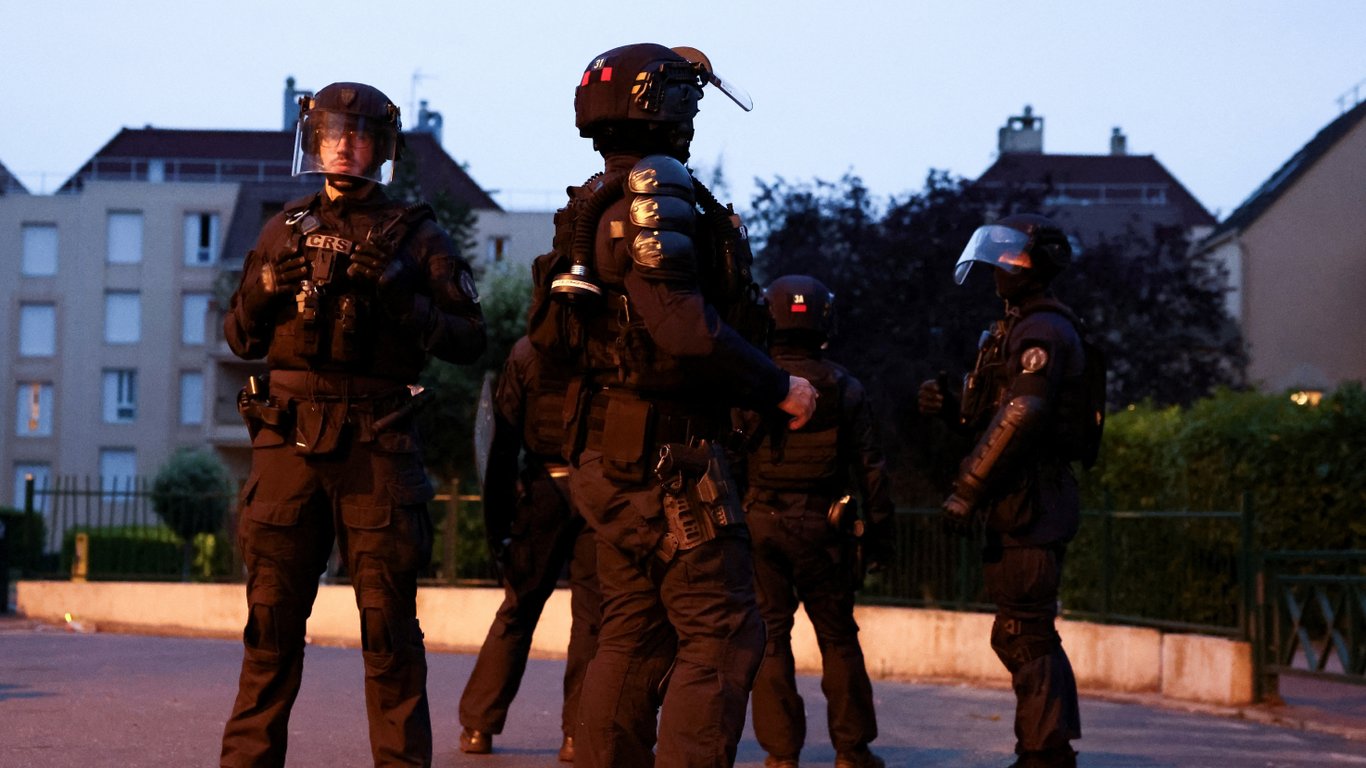 Протесты во Франции после убийства подростка: полиция арестовала 150 мятежников