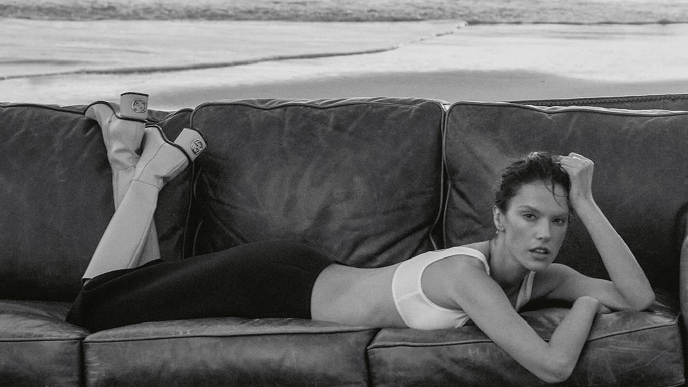 Топ-модель Алессандра Амбросіо з’явилась на обкладинці Vogue в образі від українського бренду
