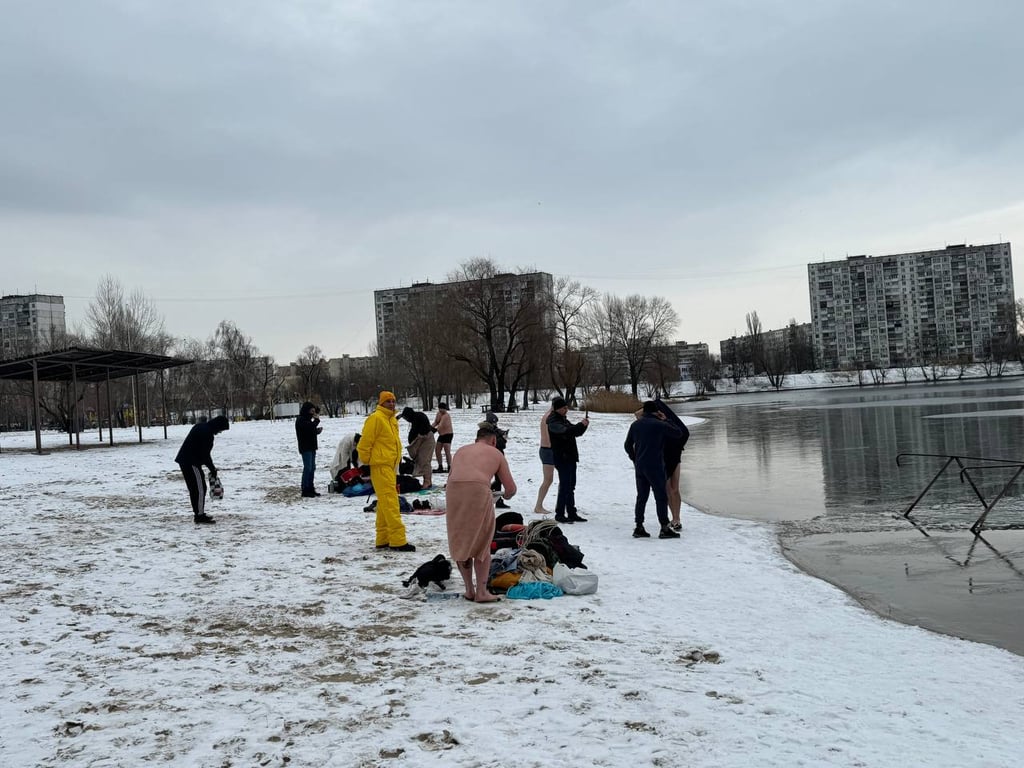 Киевляне готовятся к праздничным купаниям