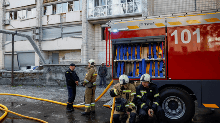 В Киеве БПЛА попал в парковку возле бизнес-центра, погибли четыре человека - 290x160