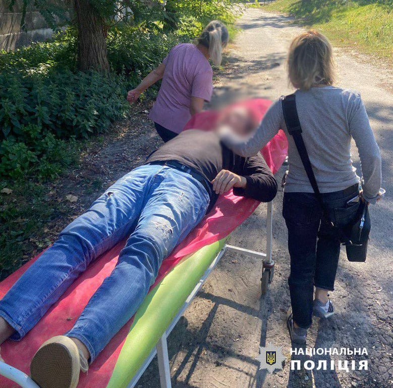 человек на носилках