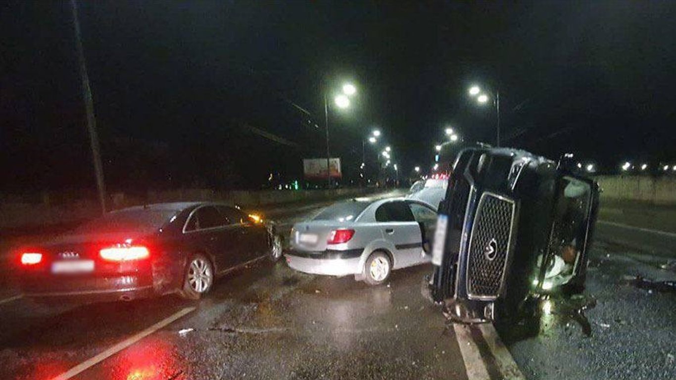 У Києві пʼяний водій скоїв потрійну ДТП — внаслідок аварії постраждали двоє людей