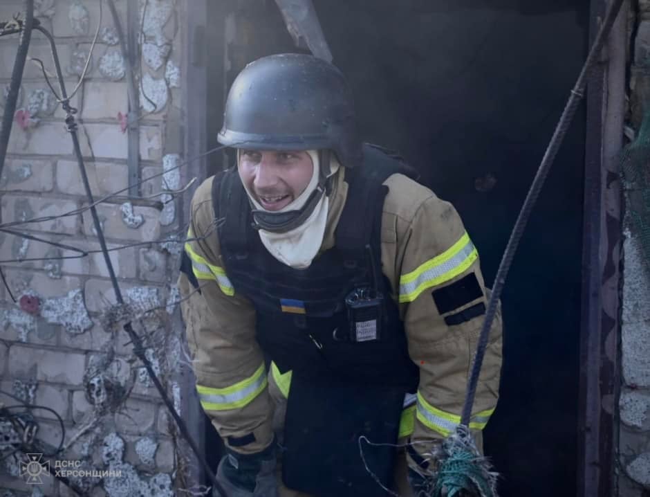 Спасатели тушат пожар. Фото: ГСЧС